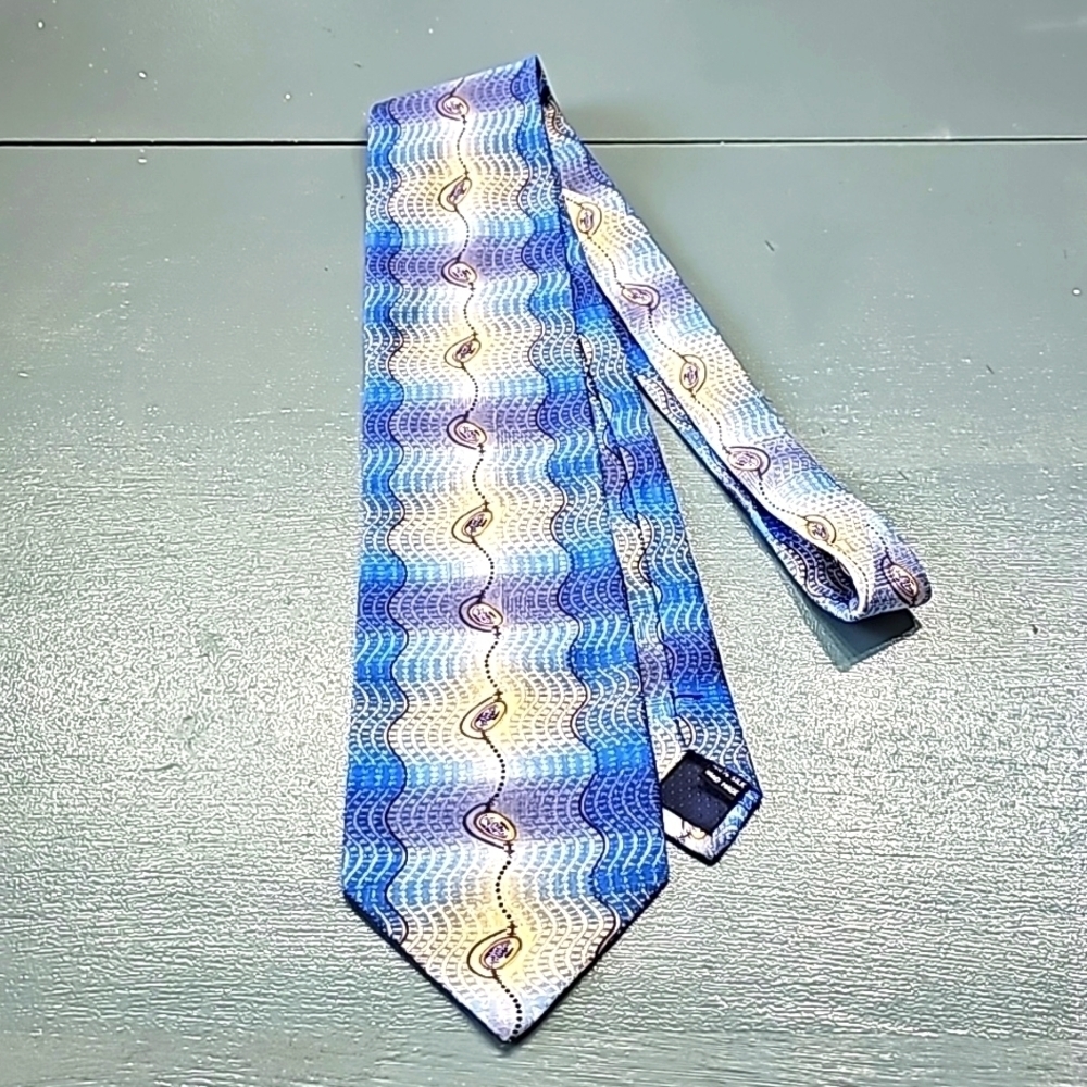 ENRICO CAPUCCI mens 100 % silk hand made tie. New York Rome. Blue/gold. 60 X‎ 4